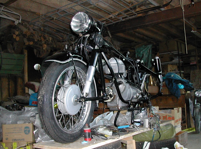 Photo de ma BMW R26, partiellement demontee, lors de la derniere restauration.
